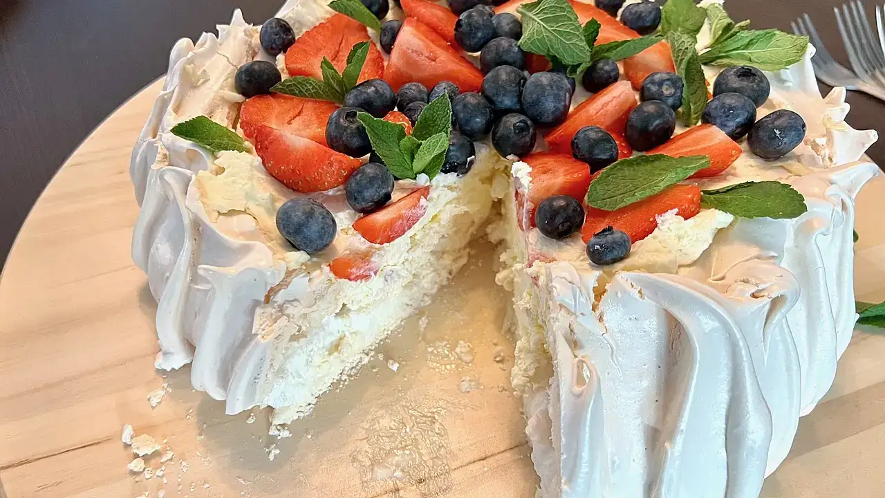 Pavlova with fresh berries